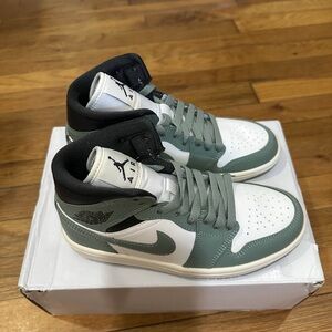 *Slightly Used* Jordan 1 Mid Women Green White (BQ6472-130) Size 5W